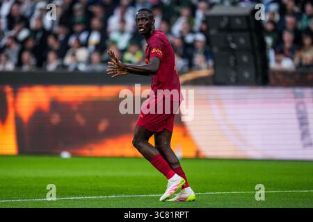 MÖNCHENGLADBACH, DEUTSCHLAND - 2. AUGUST: Mouctar Diakhaby of Valencia CF Gesten während des Freundschaftsspiels zwischen Borussia Monchengladbach und Valencia CF im Borussia Park Stadium am 2. August 2025 in Mönchengladbach. Das Freundschaftsspiel ist das Herzstück der Feierlichkeiten zum 125. Geburtstag Borussias. (Foto: Rene Nijhuis) Credit: René Nijhuis/Alamy Live News Stockfoto