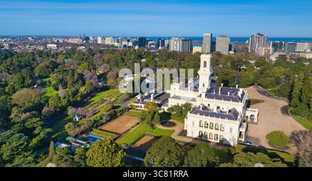 Weißes historisches Herrenhaus, umgeben von formellen Gärten und Parkflächen im Zentrum von Melbourne Stockfoto