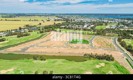 Neue Wohnsiedlung umgeben von Golfplatz Kanal und ländlichem Ackerland Stockfoto