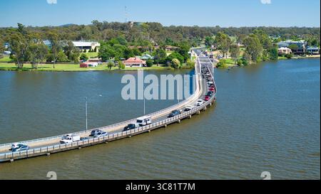 Mulwala, NSW, Australien - 15. Dezember 2024: Stau auf der Straßenbrücke gegenüber Mulwala nach Yarrawonga zur hundertjährigen Enthüllung Stockfoto