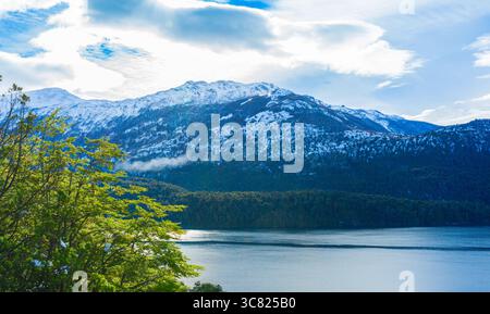 Malerischer Blick auf die Insel Piuqué Huapi am Nahuel Huapi See, Nationalpark, Bariloche, Patagonien Argentinien, Anden Cerro Fray Elguea, Cerro Mora Stockfoto