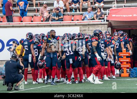 Montreal, Quebec, Kanada – 2. August 2025: Spieler der Montreal Alouettes wärmen sich auf dem Spielfeld vor dem Spiel der Canadian Football League (CFL) im Percival Molson Stadium in Montreal, Quebec, am 2. August 2025 auf. (Quelle: Eric Bouchard / Alamy Live News) Stockfoto