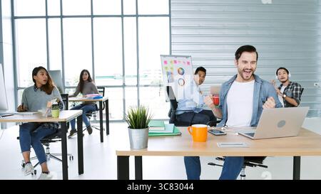 Teamwork im Büro feiern Arbeitsfreude glückliche Geschäftsleute tanzen gemeinsam im Büro nach der Arbeit im Konferenzraum. Taucher Stockfoto
