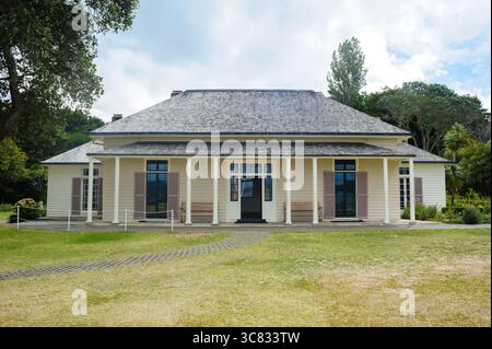 Das Treaty House ist Teil des Waitangi Treaty Ground in Northland, Neuseeland. Stockfoto