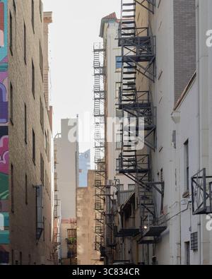 Architektonischer Blick auf die Außentreppen im Zentrum von San Antonio, Texas, unterstreicht die Mischung aus historischem Charme und urbanem Design. Stockfoto