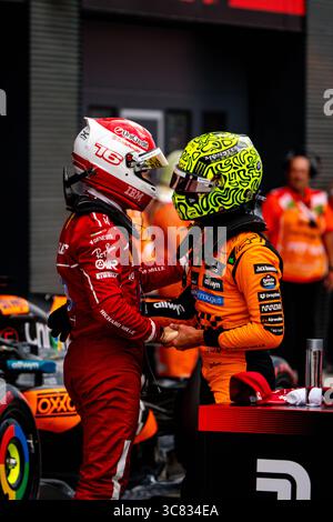 Budapest, Ungarn. August 2025. Charles Leclerc und Lando Norris nach der Qualifikation zum Großen Preis der Formel 1 von Ungarn 2025. (Foto: Luca Martini/SOPA Images/SIPA USA) Credit: SIPA USA/Alamy Live News Stockfoto