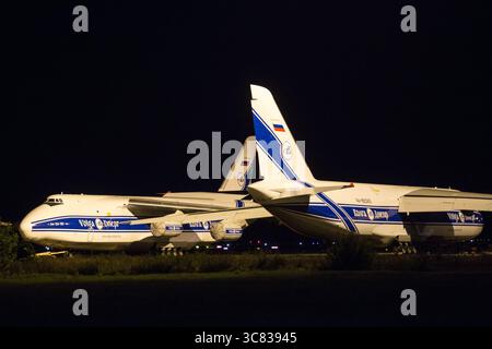 Ein Blick auf das russische Verkehrsflugzeug Antonov an-124, das seit über zwei Jahren aufgrund von Sanktionen der Europäischen Union gegen Russland nach dem Einmarsch in die Ukraine am Flughafen Leipzig/Halle geortet wurde. Im März 2022 wurden drei riesige Antonov an-124 Ruslan-Transportflugzeuge der Volga-Dnepr Airlines festgenommen. Schätzungen zufolge haben die Parkgebühren für diese Flugzeuge am deutschen Flughafen bereits 1,3 Millionen Euro überschritten.die Antonov an-124 Ruslan ist derzeit das weltweit größte in Massenproduktion produzierte Militärtransportflugzeug. Stockfoto