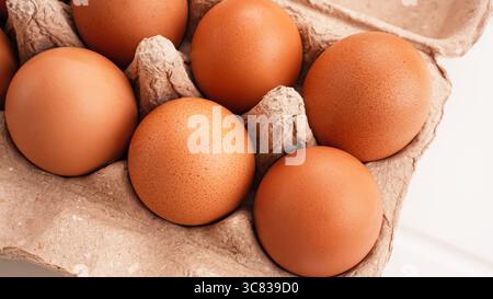 Bio-Hühnereier in einem Papier Hühnereier Stockfoto