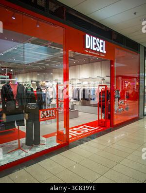 Banska Bystrica, Slowakei - 19. Juli 2025 : Eingang zum Dieselgeschäft. Diesel S.p.A. ist eine Einzelhandelsmarke, die für luxuriösen Denim bekannt ist, die auch Kleidung verkauft Stockfoto