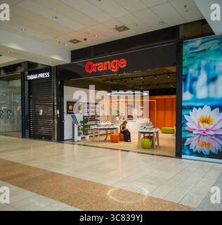 Banska Bystrica, Slowakei - 19. Juli 2025 : Orange Mobile Network Store vor dem Einkaufszentrum. Orange S.A. ist ein französischer multinationaler Telekommunikationskonzern Stockfoto