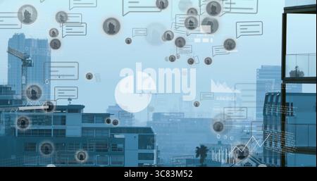 Schwebende Overlays mit Chatblasen und Benutzersymbolen über der Skyline der Küste, mit Diagrammen und Code Stockfoto
