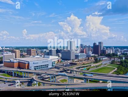 Drohnenfotografie von Downtown Memphis, Tennessee im Juni Stockfoto