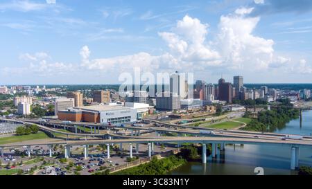 Drohnenfotografie von Downtown Memphis, Tennessee im Juni Stockfoto