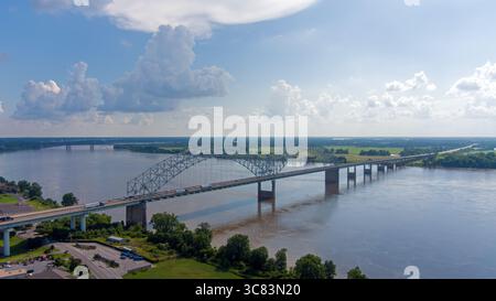 Drohnenfotografie von Downtown Memphis, Tennessee im Juni Stockfoto