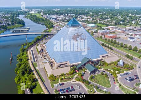 Drohnenfotografie von Downtown Memphis, Tennessee im Juni Stockfoto