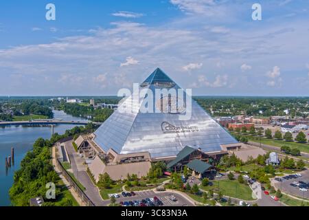 Drohnenfotografie von Downtown Memphis, Tennessee im Juni Stockfoto