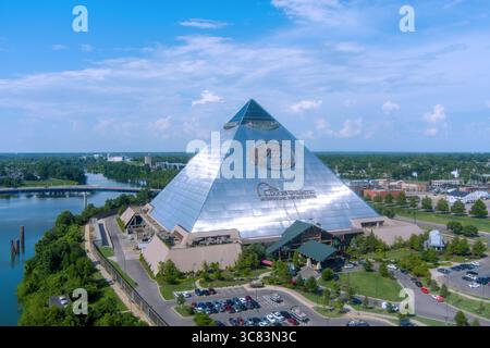 Drohnenfotografie von Downtown Memphis, Tennessee im Juni Stockfoto