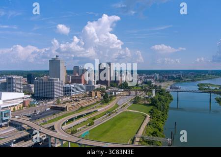 Drohnenfotografie von Downtown Memphis, Tennessee im Juni Stockfoto