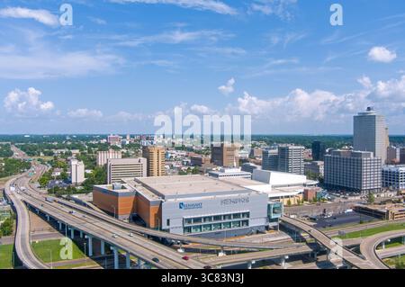 Drohnenfotografie von Downtown Memphis, Tennessee im Juni Stockfoto