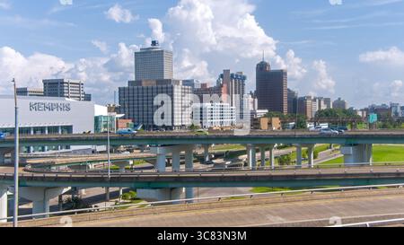 Drohnenfotografie von Downtown Memphis, Tennessee im Juni Stockfoto