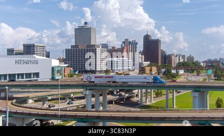 Drohnenfotografie von Downtown Memphis, Tennessee im Juni Stockfoto