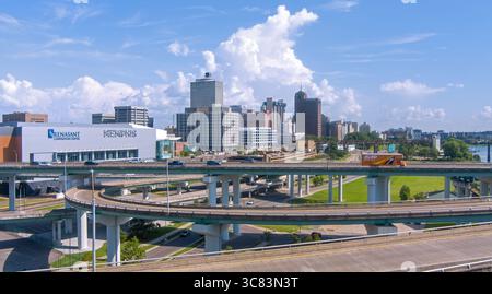 Drohnenfotografie von Downtown Memphis, Tennessee im Juni Stockfoto