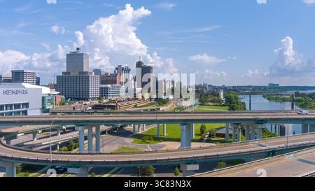 Drohnenfotografie von Downtown Memphis, Tennessee im Juni Stockfoto