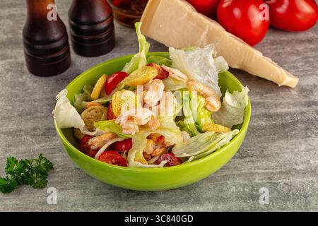 Leckerer caesar-Salat mit Garnelen und Eisberg Stockfoto