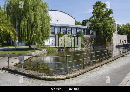 Kongresszentrum, Lippe mit Lippenquelle, Burgruine dahinter, Bad Lippspringe, Luftkurort Nordrhein-Westfalen, Deutschland Stockfoto