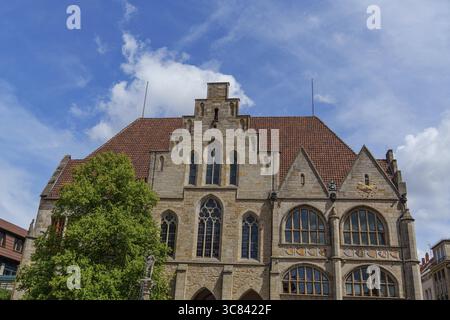 Historisches Kirchengebäude mit gotischer Fassade unter blauem Himmel, hildesheim, niedersachsen, deutschland Stockfoto