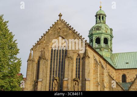 Gotische Kirche mit grünem Kupferdach und imposantem Glockenturm im Abendlicht, Hildesheim, Niedersachsen, Deutschland Stockfoto