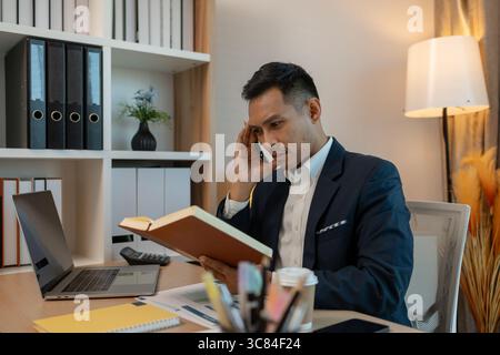 Burnout tötet seine Karriere, Geschäftsmann erlebt Stress während eines Arbeitstages, erschöpfter Mann im Büro, Kopfschmerzen, Stress und müder Geschäftsmann, Stockfoto