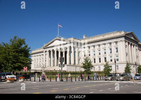 Das Gebäude des US-Finanzministeriums in Washington, D.C., mit neoklassizistischen Säulen, amerikanischer Flagge und Fußgängern an einem sonnigen Tag Stockfoto