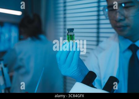 Labor, Wissenschaftler arbeiten an wissenschaftlichen Geräten in modernen Labors, internationales Team von Wissenschaftlern, die zusammen in medizinischen Labors arbeiten Stockfoto