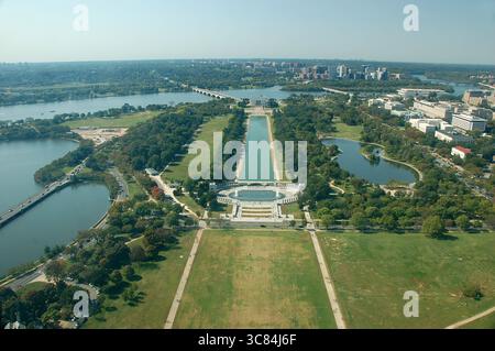 Aus der Vogelperspektive auf das Lincoln Memorial und den Reflecting Pool von der Spitze des Washington Monuments in Washington DC an klaren Tagen Stockfoto
