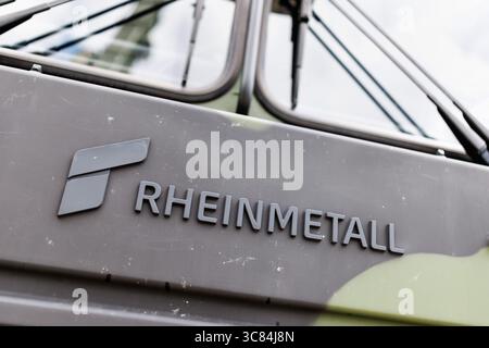 01. August 2025, Bayern, Grafenwöhr: Schriftzug und Logo der börsennotierten Firma Rheinmetall sind in Grafenwoehr (Bayern) auf einem Schwerlasttransporter (SLT) der Bundeswehr zu sehen. Die Rheinmetall AG mit Hauptsitz in Düsseldorf ist ein Rüstungshersteller und Automobilzulieferer und ist mit ihrem Geschäftsbereich Vehicle Systems vor allem im Bereich der militärischen Rad- und Raupenfahrzeuge tätig. (Firmenlogo, Firmenlogo, Markenlogo, Branding, Symbol, Symbolbild, Symbolfoto, Illustration, Symbolfoto, illustratives Foto, Themenbild, allgemeines Bild, Themenfoto) Foto: Matthias Bal Stockfoto