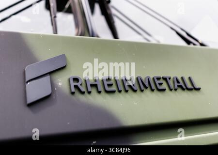 01. August 2025, Bayern, Grafenwöhr: Schriftzug und Logo der börsennotierten Firma Rheinmetall sind in Grafenwoehr (Bayern) auf einem Schwerlasttransporter (SLT) der Bundeswehr zu sehen. Die Rheinmetall AG mit Hauptsitz in Düsseldorf ist ein Rüstungshersteller und Automobilzulieferer und ist mit ihrem Geschäftsbereich Vehicle Systems vor allem im Bereich der militärischen Rad- und Raupenfahrzeuge tätig. (Firmenlogo, Firmenlogo, Markenlogo, Branding, Symbol, Symbolbild, Symbolfoto, Illustration, Symbolfoto, illustratives Foto, Themenbild, allgemeines Bild, Themenfoto) Foto: Matthias Bal Stockfoto