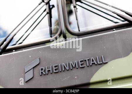 01. August 2025, Bayern, Grafenwöhr: Schriftzug und Logo der börsennotierten Firma Rheinmetall sind in Grafenwoehr (Bayern) auf einem Schwerlasttransporter (SLT) der Bundeswehr zu sehen. Die Rheinmetall AG mit Hauptsitz in Düsseldorf ist ein Rüstungshersteller und Automobilzulieferer und ist mit ihrem Geschäftsbereich Vehicle Systems vor allem im Bereich der militärischen Rad- und Raupenfahrzeuge tätig. (Firmenlogo, Firmenlogo, Markenlogo, Branding, Symbol, Symbolbild, Symbolfoto, Illustration, Symbolfoto, illustratives Foto, Themenbild, allgemeines Bild, Themenfoto) Foto: Matthias Bal Stockfoto