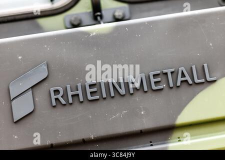 01. August 2025, Bayern, Grafenwöhr: Schriftzug und Logo der börsennotierten Firma Rheinmetall sind in Grafenwoehr (Bayern) auf einem Schwerlasttransporter (SLT) der Bundeswehr zu sehen. Die Rheinmetall AG mit Hauptsitz in Düsseldorf ist ein Rüstungshersteller und Automobilzulieferer und ist mit ihrem Geschäftsbereich Vehicle Systems vor allem im Bereich der militärischen Rad- und Raupenfahrzeuge tätig. (Firmenlogo, Firmenlogo, Markenlogo, Branding, Symbol, Symbolbild, Symbolfoto, Illustration, Symbolfoto, illustratives Foto, Themenbild, allgemeines Bild, Themenfoto) Foto: Matthias Bal Stockfoto