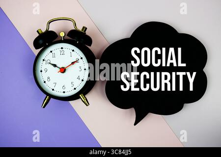 Text der Sozialversicherung auf Sprechblase mit Wecker Draufsicht auf violettem geometrischem Hintergrund Stockfoto