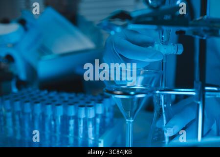 Labor, Team von medizinischen Forschern arbeiten an einer neuen Generation von Krankheiten Heilung, sie verwenden wissenschaftliche Ausrüstung, Reagenzgläser, Daten implementieren Technologie Stockfoto