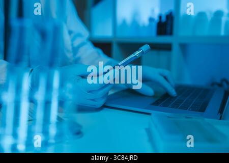 Forscher arbeiten im klinischen Labor, Wissenschaftler im Labor, Wissenschaft, Chemiker arbeiten an einem Projekt der Impfstoffentwicklung, Scient Stockfoto