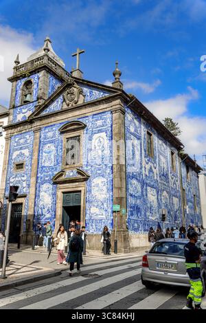 Capela das Almas de Santa Catarina, Kapelle mit einer Fassade mit bemalten Azulejos in Porto, Portugal. Stockfoto