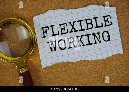 Flexibler Arbeitstext auf Papier mit Lupe Stockfoto