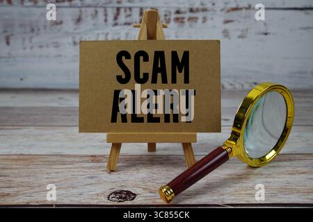 Text mit Vergrößerungsglas auf Papier geschrieben Stockfoto