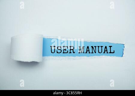 Meldung im Benutzerhandbuch auf blauem Papier mit gerissenem Papierhintergrund Stockfoto