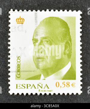 Gestempelte Briefmarke, gedruckt von Spanien, die Porträt von König Juan Carlos zeigt, um 2004. Stockfoto