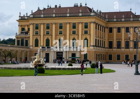 29. Juli 2025 - Wien, Österreich. Die Schlossgärten Schönbrunn in Wien, Österreich, sind ein atemberaubendes Beispiel für barocke Gartengestaltung und bieten Aussicht Stockfoto