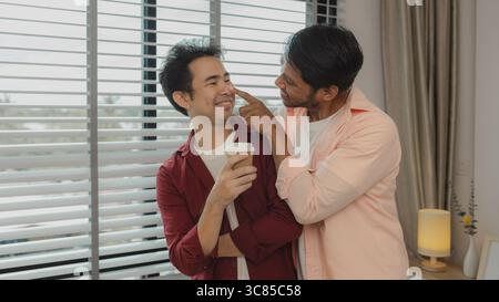 Zwei gutaussehende Jungs haben eine schöne Freundschaft für lange Zeit, die beiden Liebenden drücken ihre Liebe zueinander sehr süß aus, dieses männliche Paar sieht aus Stockfoto