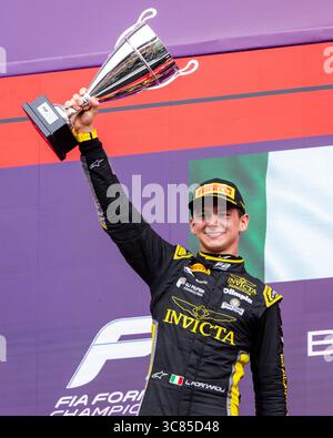 Mogyorod, Hongrie. August 2025. FORNAROLI Leonardo (ita), Invicta Racing, Dallara F2 2024, Porträt, Podium während der 10. Runde der FIA Formel-2-Meisterschaft 2025 vom 1. Bis 3. August 2025 auf dem Hungaroring, in Mogyorod, Ungarn - Foto Julien Delfosse/DPPI Credit: DPPI Media/Alamy Live News Stockfoto